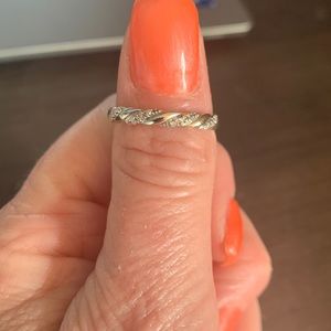 White gold band 10 carat has been tested. Small diamonds in a twist design.